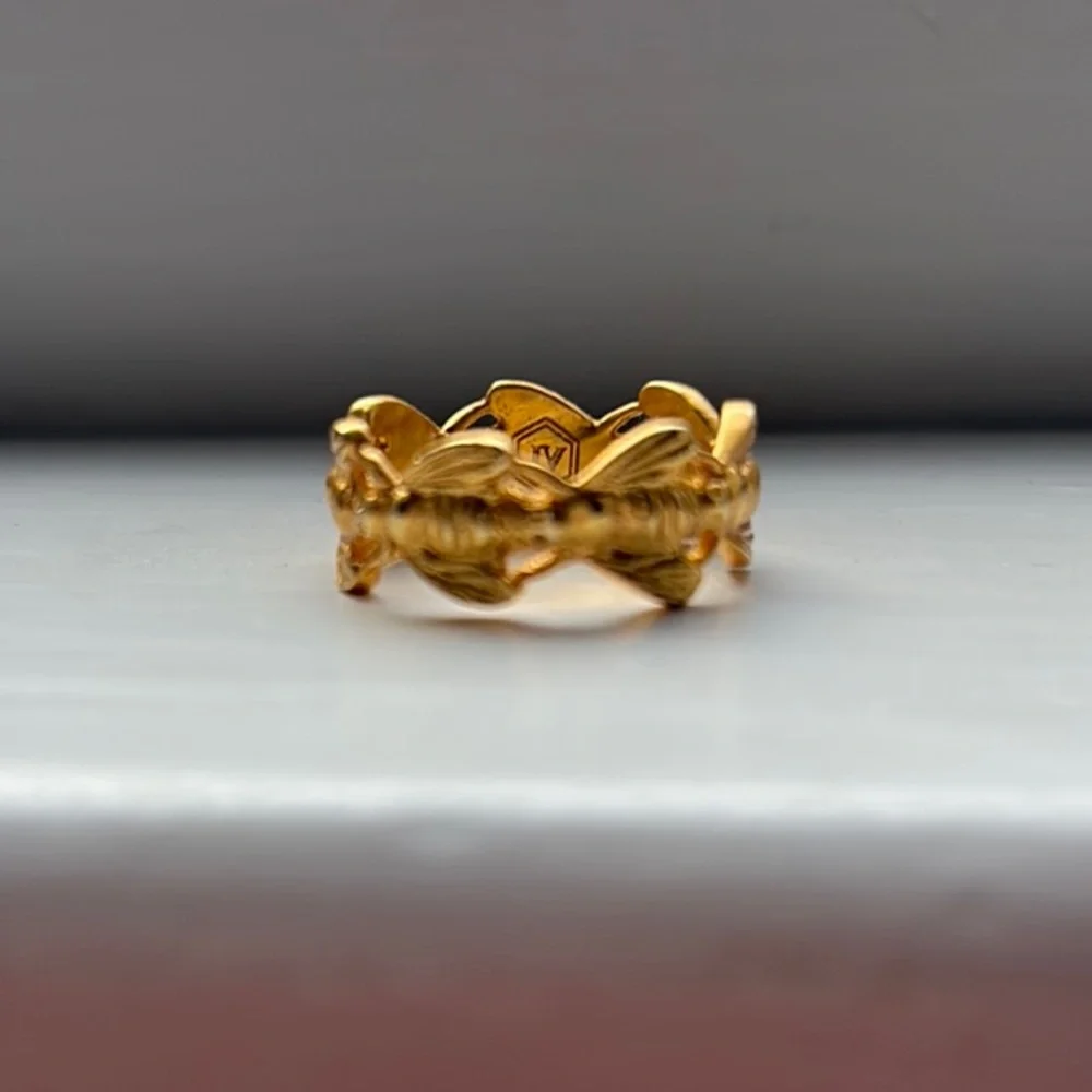 Julie Vos Elegant Gold plated honeybee ring size 6. Rare!! - Picture 2 of 5